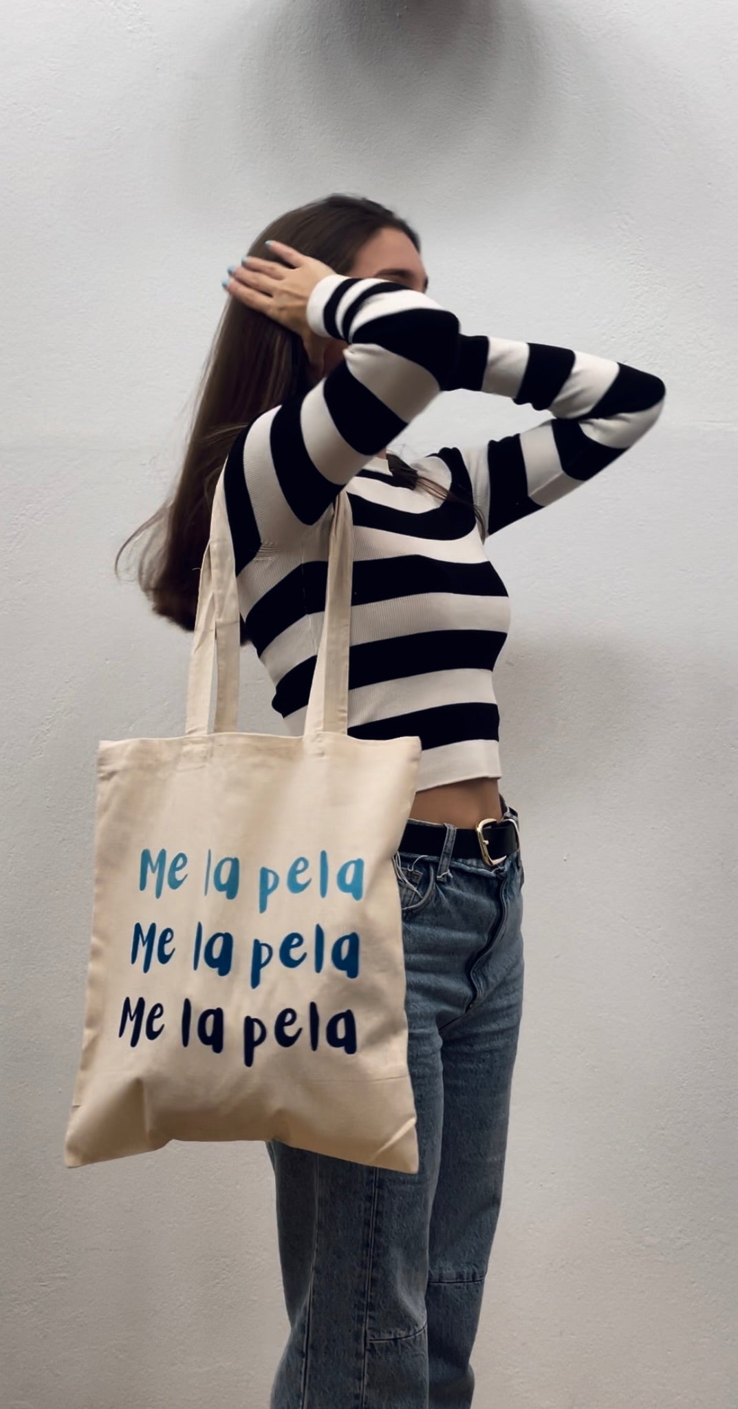 Tote bag “me la pela” pintada a mano