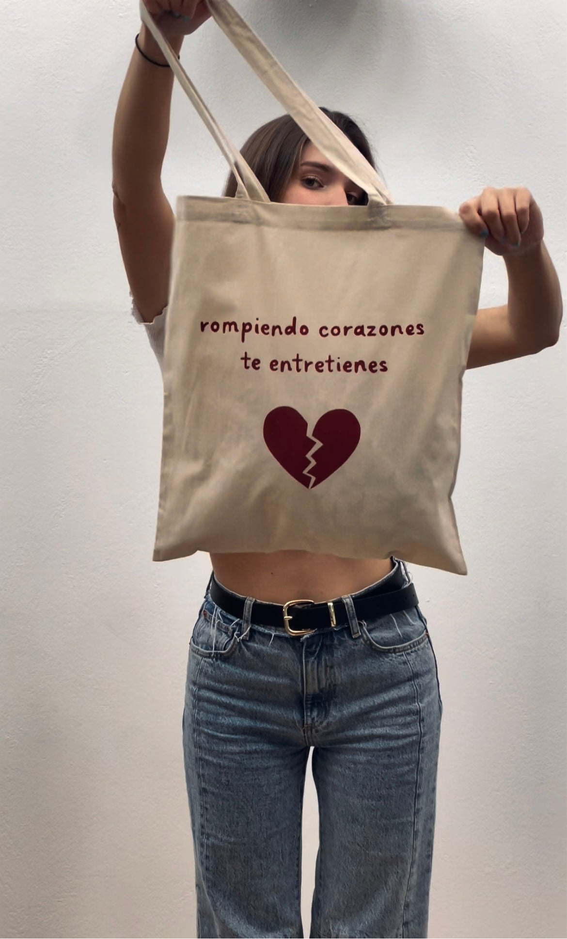 Tote bag “rompiendo corazones” pintada a mano