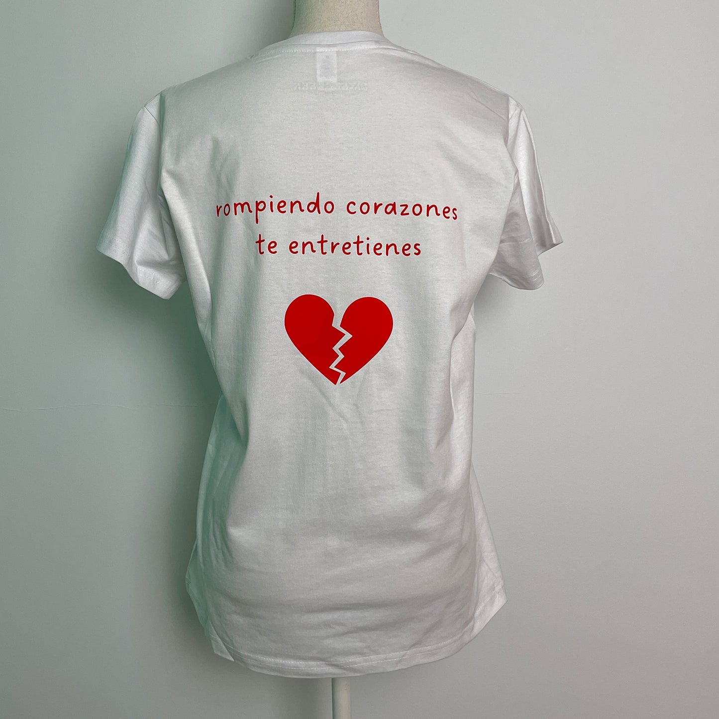 Camiseta “rompiendo corazones”