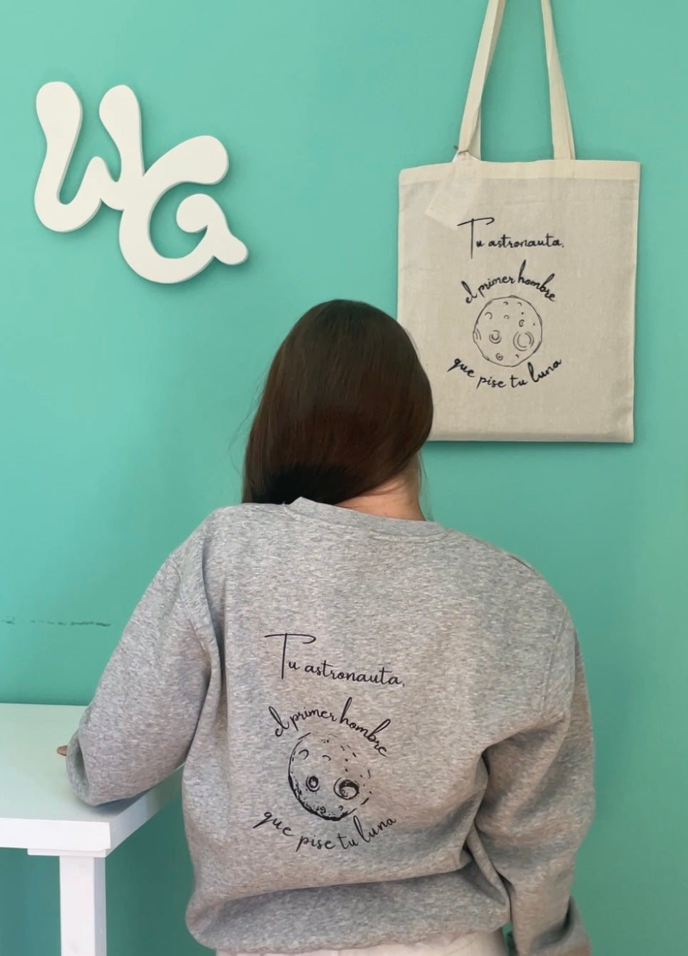 Sudadera gris “astronauta”