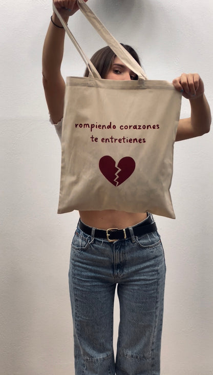 Tote bag “rompiendo corazones” pintada a mano