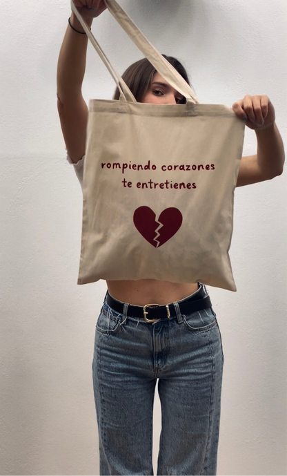 Tote bag “rompiendo corazones” pintada a mano